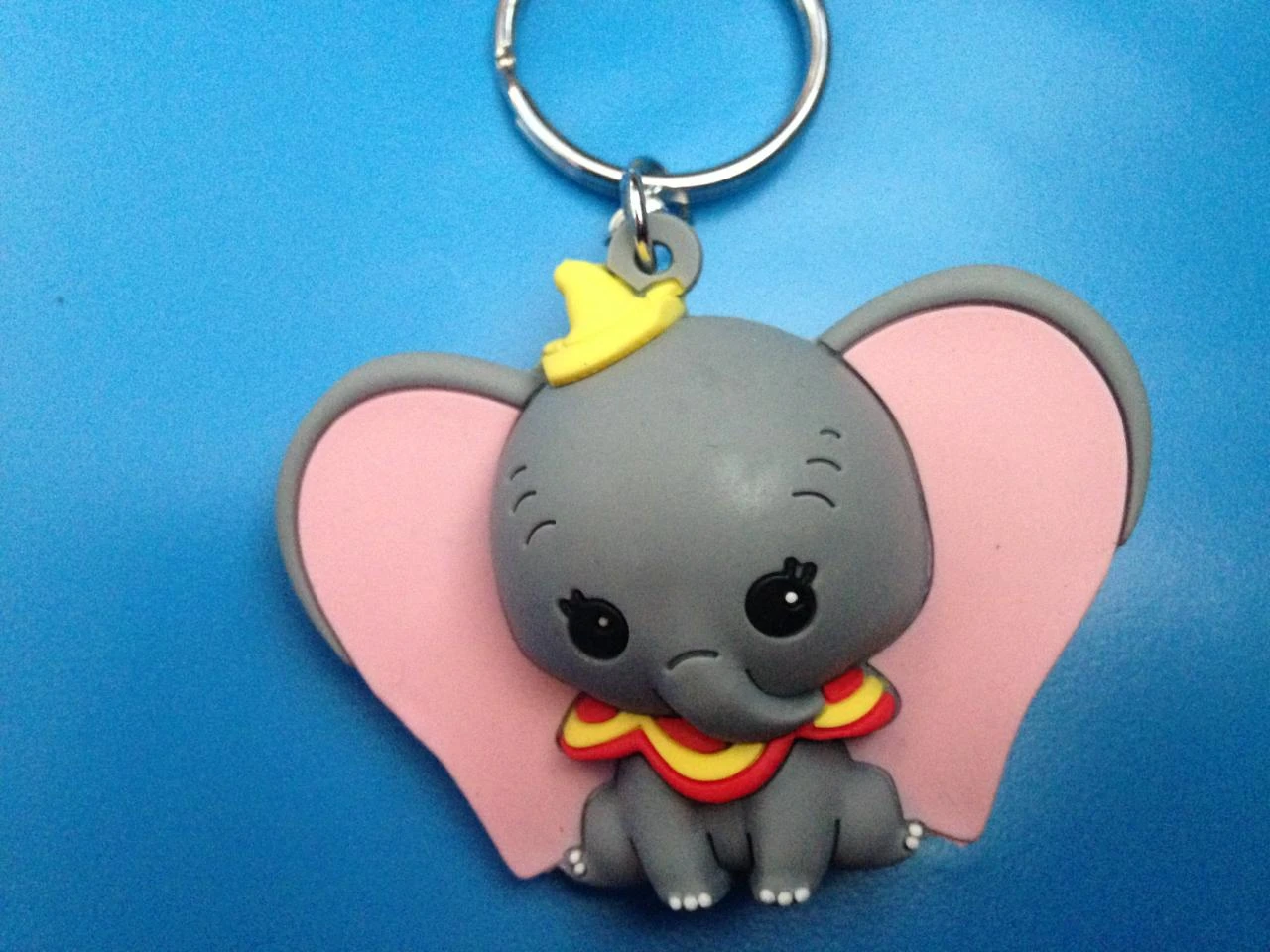 Porte clés disney disneyland paris : Dumbo en relief 3D